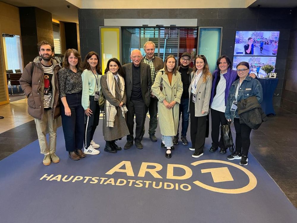 Die Teilnehmenden des SSM Seminars im ARD Hauptstadtstudio mit Günther Verheugen, ehem. Vizepräsidenten der Europäischen Kommission