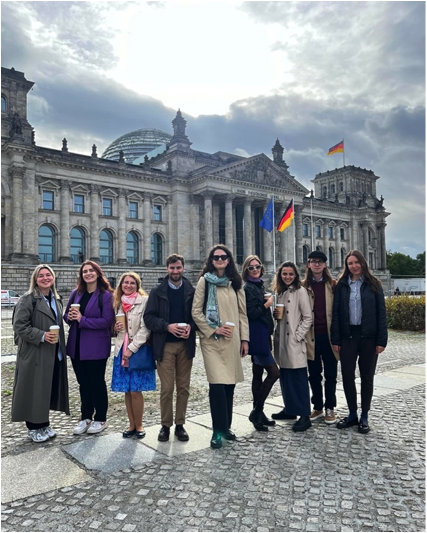 Gemeinsam vor dem Reichstaggebäude